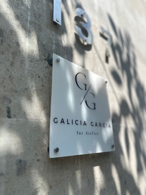 Placa de la entrada del despacho Galicia García Ius Atelier en Miguel Lerdo de Tejada 137